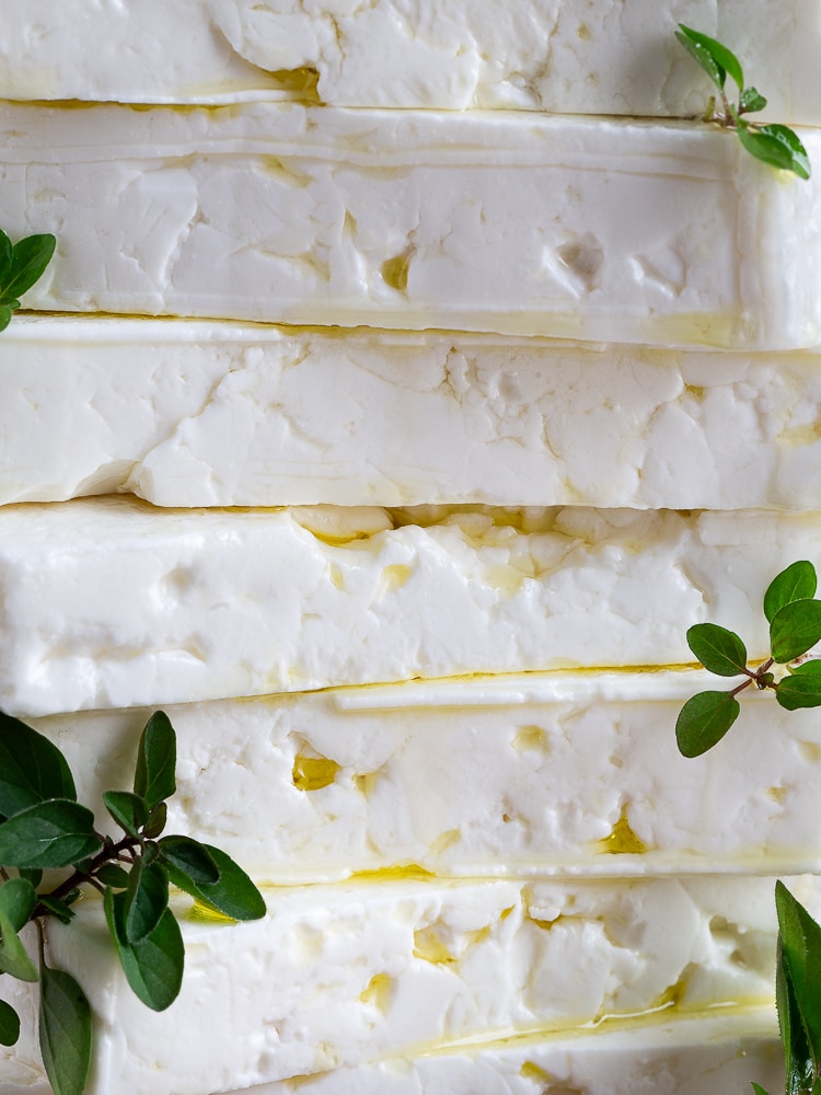 Découvrez des recettes faciles à la feta & mes conseils pour bien la choisir, la conserver, la cuisiner… et mon livre 100% feta à explorer.