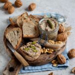 Découvrez comment préparer un pâté végétarien aux champignons et noix, une recette facile, rapide et savoureuse qui séduira toute la famille.