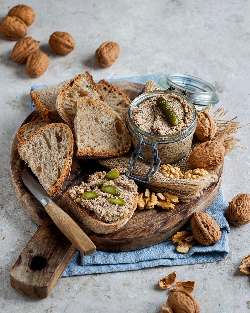 Découvrez comment préparer un pâté végétarien aux champignons et noix, une recette facile, rapide et savoureuse qui séduira toute la famille.