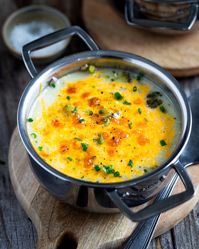 Découvrez une délicieuse soupe de brocoli et cheddar gratinée, parfaite pour l'hiver ! Onctueuse, gourmande et facile à préparer, cette recette réconfortante ravira vos papilles. ð²
