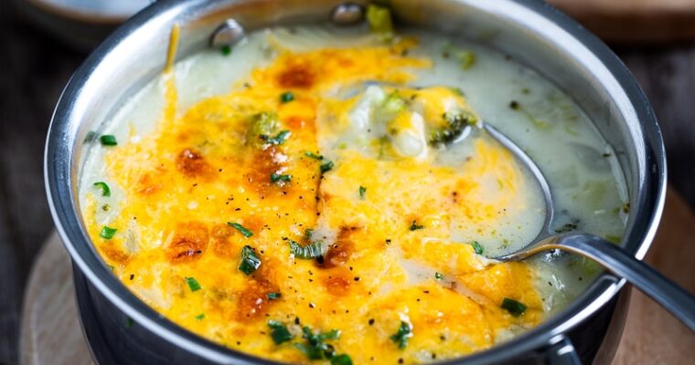 Soupe de Brocoli et Cheddar Gratinée : Un Classique Réconfortant