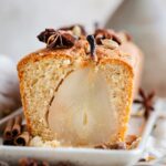 Un cake ultra moelleux aux poires pochées, épices et rhum. Facile à réaliser et gourmand, parfait pour un dessert qui a la classe !