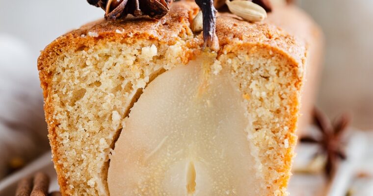 Cake aux poires pochées aux épices et rhum : un dessert facile et moelleux