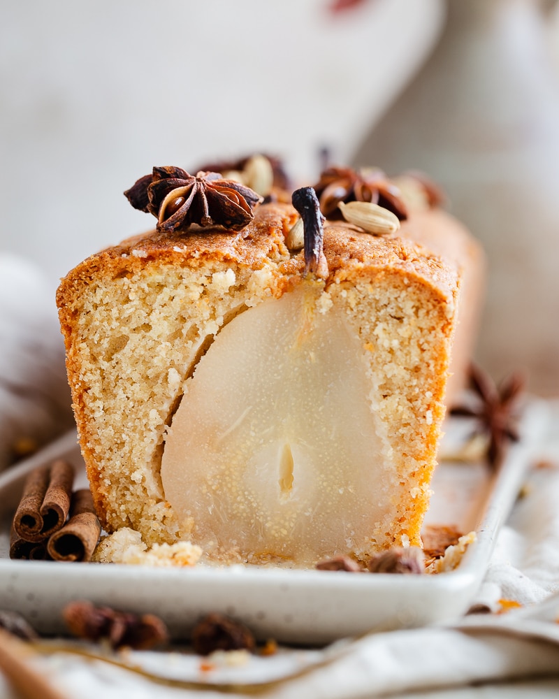 Cake aux poires pochées aux épices et rhum : un dessert facile et moelleux
