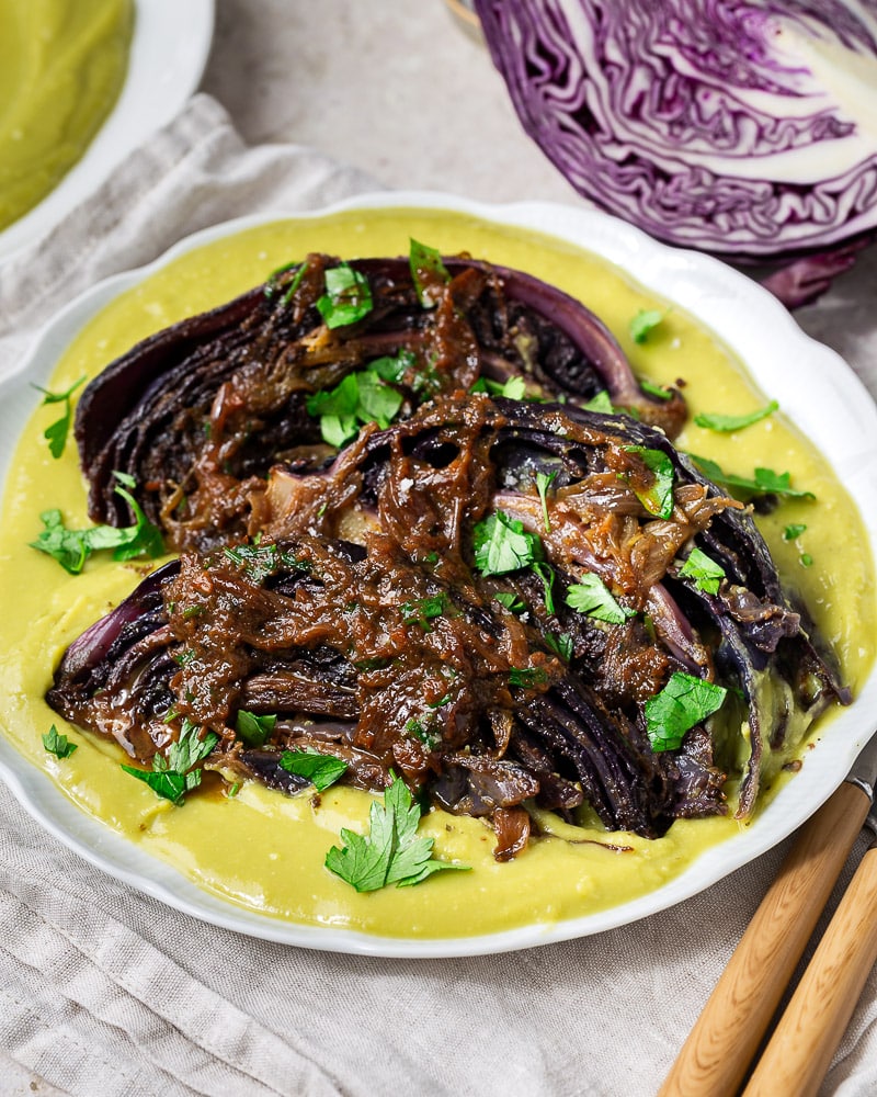 Découvrez cette recette de chou rouge braisé aux échalotes et fava. Un plat fondant, plein de saveurs et facile à préparer !
