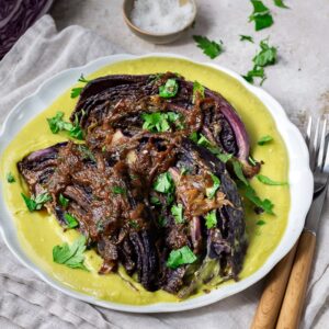 Découvrez cette recette de chou rouge braisé aux échalotes et fava. Un plat fondant, plein de saveurs et facile à préparer !