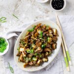Découvrez une recette anti-gaspi avec des fanes de chou-fleur à la sauce soja, rapide et savoureuse pour un repas simple et équilibré !