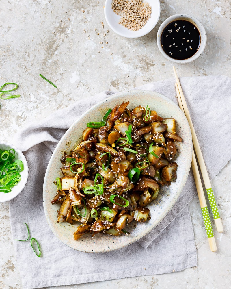 Découvrez une recette anti-gaspi avec des fanes de chou-fleur à la sauce soja, rapide et savoureuse pour un repas simple et équilibré !