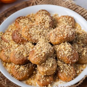 Découvrez la recette des Melomakarona, de délicieux biscuits grecs au miel, à l'huile d'olive et à l'orange. Fondants et parfumés aux épices, ils sont parfaits pour les fêtes… ou toute l'année ! Faciles à préparer et irrésistibles, testez-les sans attendre
