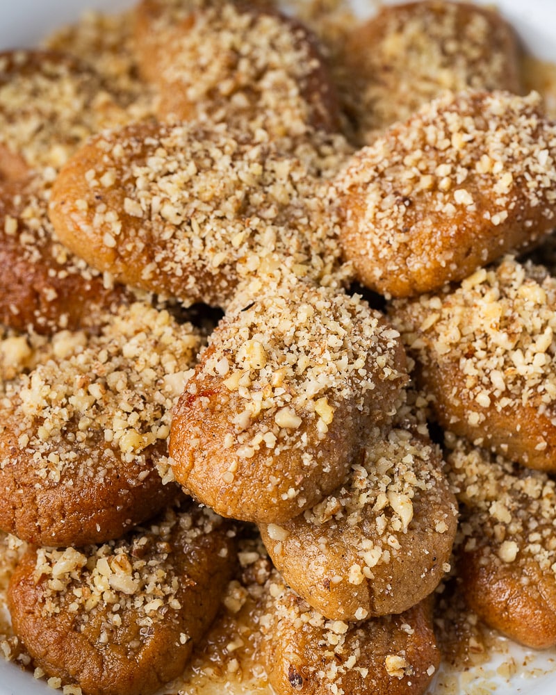 Découvrez la recette des Melomakarona, de délicieux biscuits grecs au miel, à l'huile d'olive et à l'orange. Fondants et parfumés aux épices, ils sont parfaits pour les fêtes… ou toute l'année ! Faciles à préparer et irrésistibles, testez-les sans attendre 