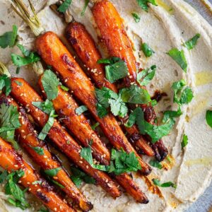 Découvrez la recette des carottes rôties au miel et à la harissa : un plat économique, rapide et savoureux. Idéal pour accompagner vos repas !