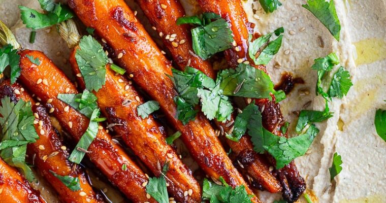 Carottes rôties au miel et à la harissa : un plat rapide, épicé et plein de saveurs !