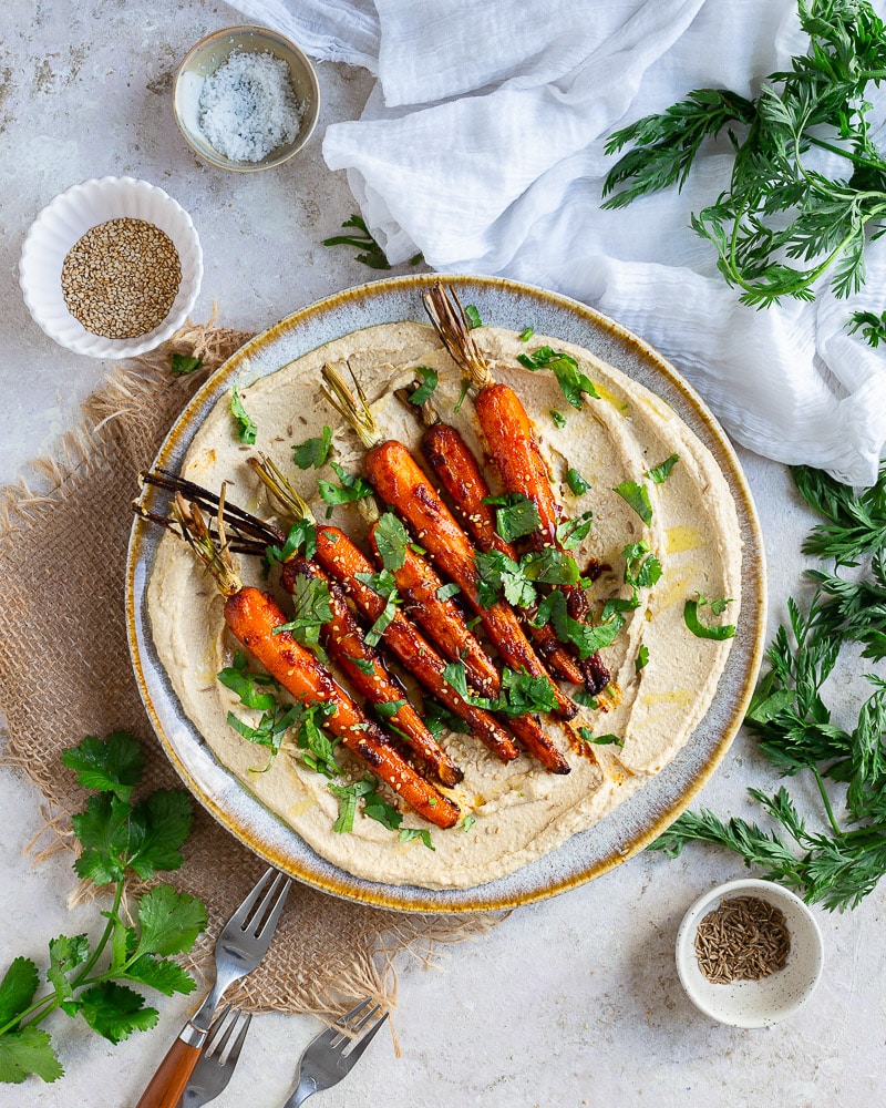 Découvrez la recette des carottes rôties au miel et à la harissa : un plat économique, rapide et savoureux. Idéal pour accompagner vos repas !