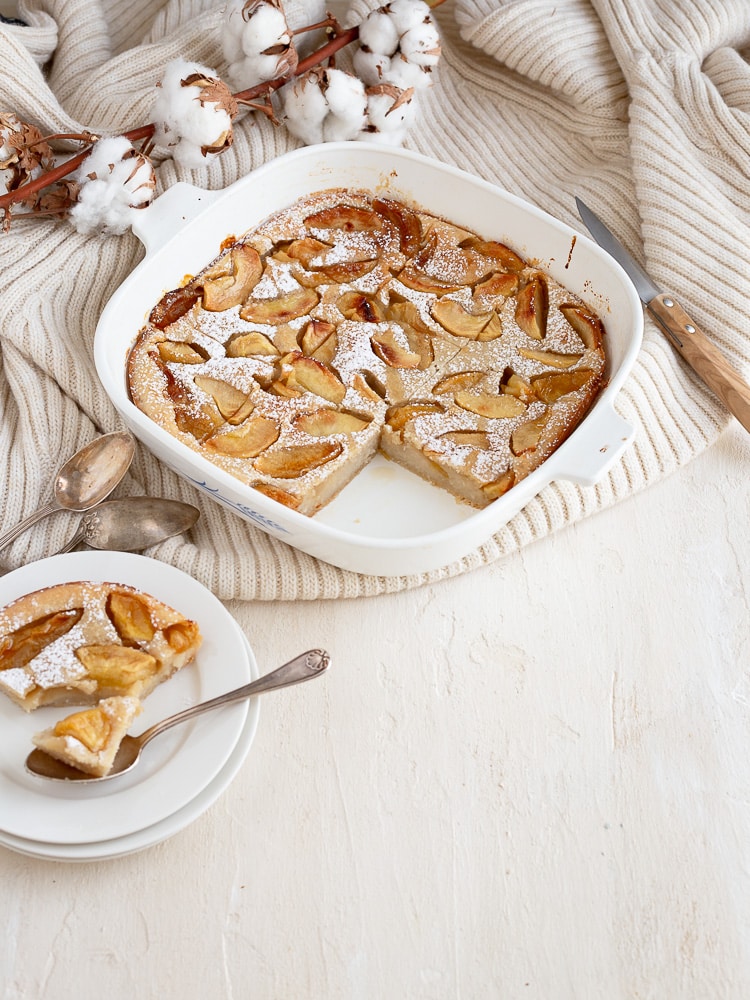 Découvrez notre recette de clafoutis aux pommes caramélisées et lait de coco. Une véritable gourmandise : réconfortante et plein de saveurs !