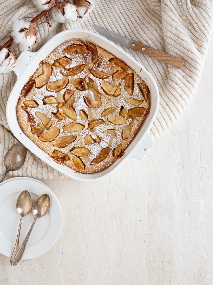 Découvrez notre recette de clafoutis aux pommes caramélisées et lait de coco. Une véritable gourmandise : réconfortante et plein de saveurs !