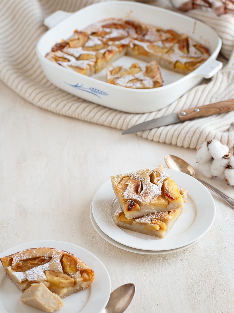 Découvrez notre recette de clafoutis aux pommes caramélisées et lait de coco. Une véritable gourmandise : réconfortante et plein de saveurs !
