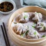 Découvrez comment réaliser des dumplings vapeur super faciles avec des feuilles de riz. Des bouchées savoureuses pour tous les gourmands !