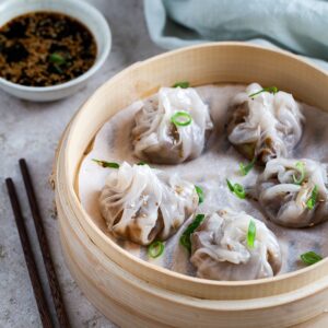 Découvrez comment réaliser des dumplings vapeur super faciles avec des feuilles de riz. Des bouchées savoureuses pour tous les gourmands !