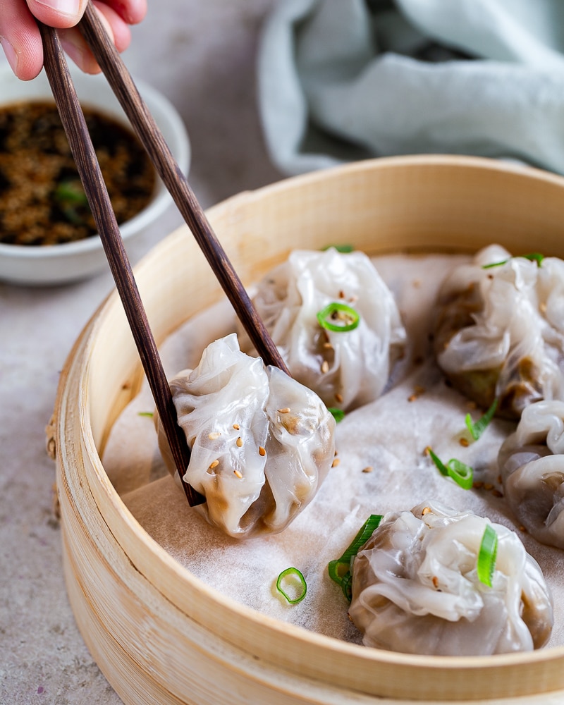 Découvrez comment réaliser des dumplings vapeur super faciles avec des feuilles de riz. Des bouchées savoureuses pour tous les gourmands !