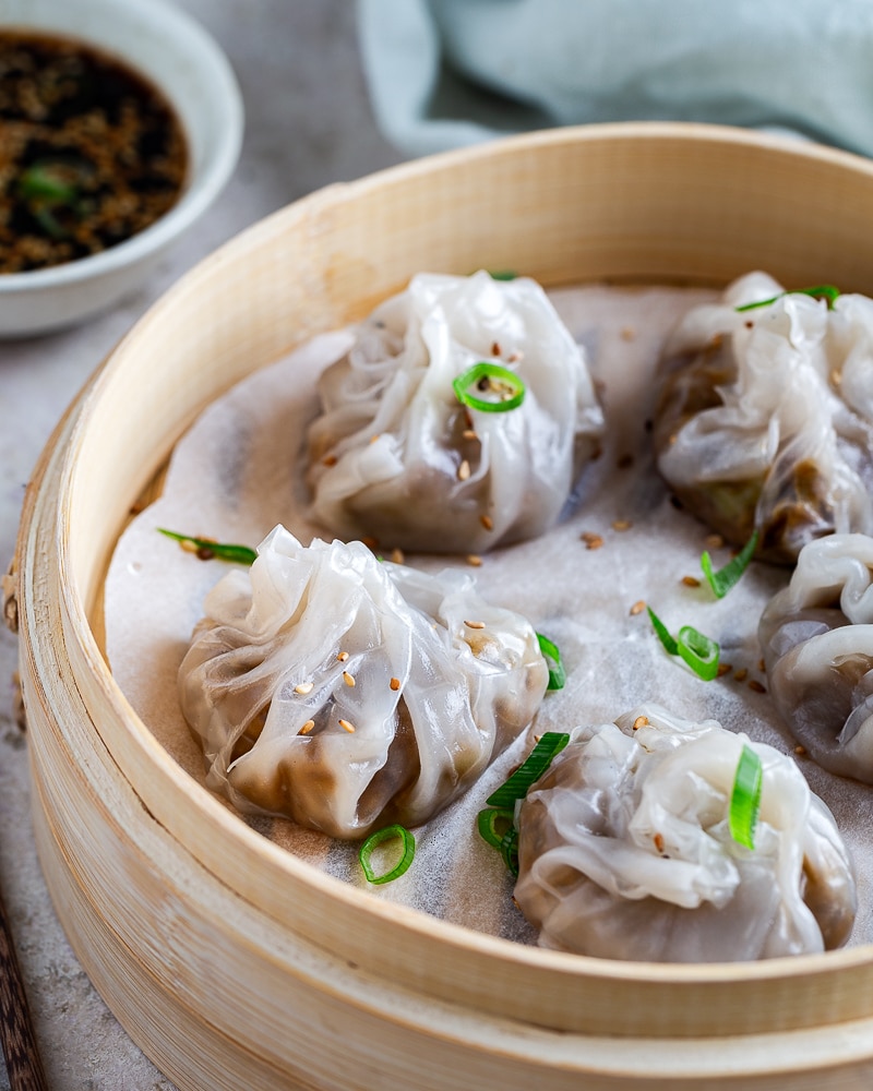 Découvrez comment réaliser des dumplings vapeur super faciles avec des feuilles de riz. Des bouchées savoureuses pour tous les gourmands !
