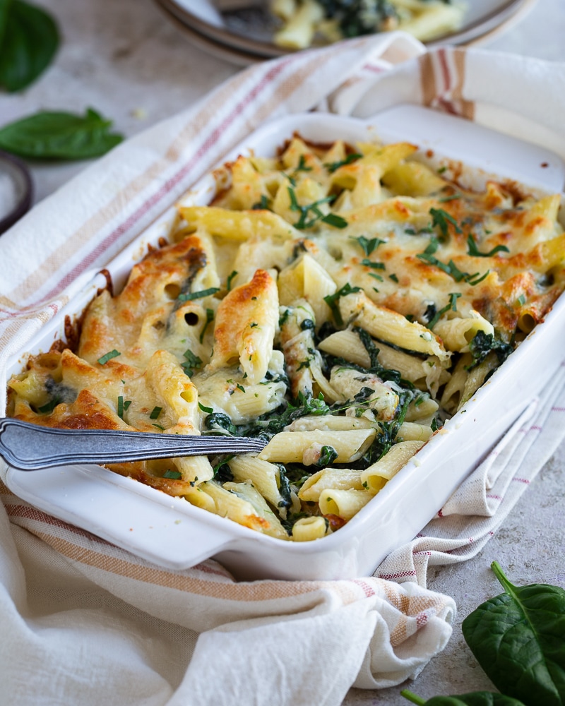 Découvrez notre recette de gratin de pâtes épinards mozzarella et parmesan. Un plat réconfortant parfait pour un dîner rapide et gourmand.