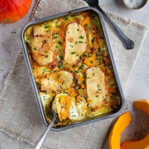 Succombez à ce gratin de Potimarron au St Nectaire, un plat réconfortant, crémeux et simple ! Pas de précuisson et maximum de gourmandise.