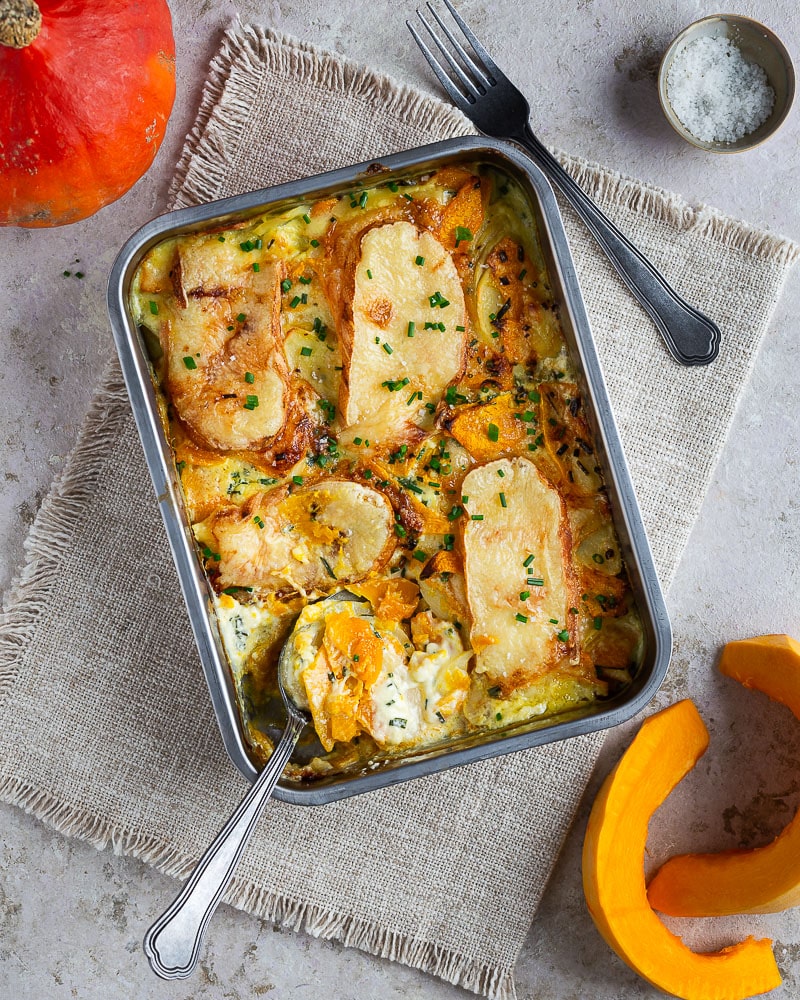Succombez à ce gratin de Potimarron au St Nectaire, un plat réconfortant, crémeux et simple ! Pas de précuisson et maximum de gourmandise.