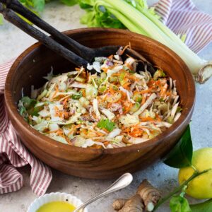 Découvrez cette salade croquante de céleri sauce gingembre. Fraîcheur et Bienfaits : combo parfait. Facile à préparer et pleine de vitamines