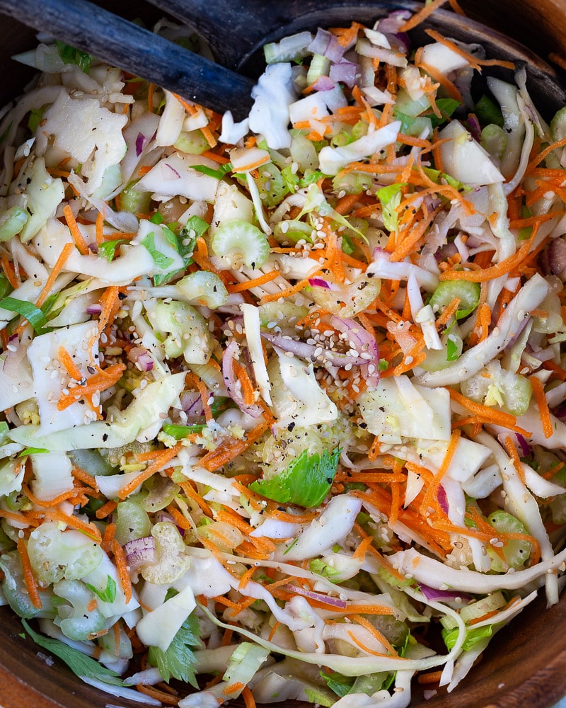 Découvrez cette salade croquante de céleri sauce gingembre. Fraîcheur et Bienfaits : combo parfait. Facile à préparer et pleine de vitamines