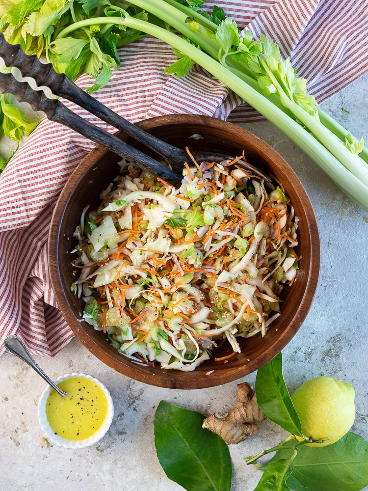 Découvrez cette salade croquante de céleri sauce gingembre. Fraîcheur et Bienfaits : combo parfait. Facile à préparer et pleine de vitamines