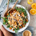 Envie d’une salade réconfortante et savoureuse ? Découvrez notre salade de patate douce sauce au tahini : un combo épicé et crémeux parfait !