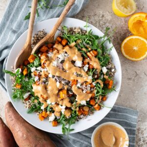 Envie d’une salade réconfortante et savoureuse ? Découvrez notre salade de patate douce sauce au tahini : un combo épicé et crémeux parfait !