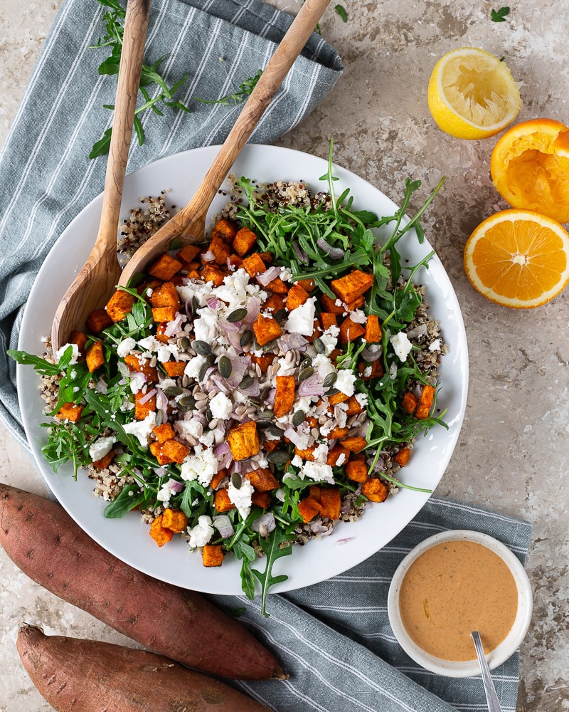 Envie d’une salade réconfortante et savoureuse ? Découvrez notre salade de patate douce sauce au tahini : un combo épicé et crémeux parfait !