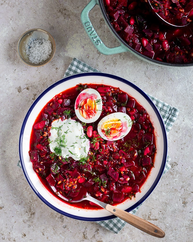 Découvrez cette soupe de betteraves et petit épeautre façon borscht, une recette riche en saveurs. Un plat réconfortant à tester absolument !