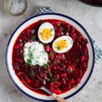 Découvrez cette soupe de betteraves et petit épeautre façon borscht, une recette riche en saveurs. Un plat réconfortant à tester absolument !
