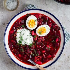 Découvrez cette soupe de betteraves et petit épeautre façon borscht, une recette riche en saveurs. Un plat réconfortant à tester absolument !