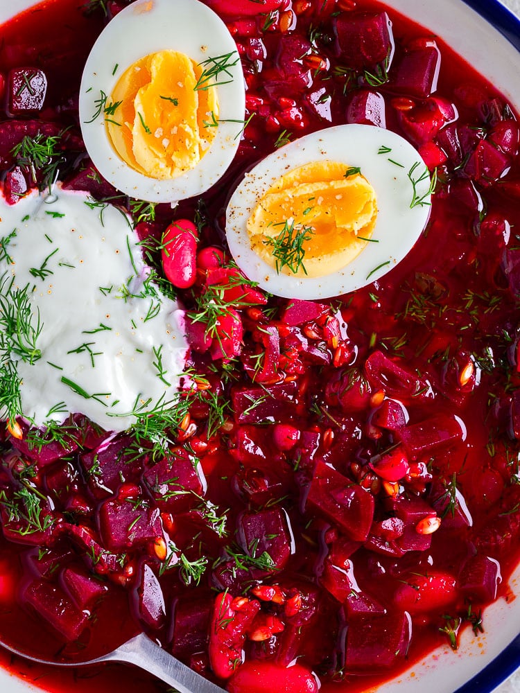 Découvrez cette soupe de betteraves et petit épeautre façon borscht, une recette riche en saveurs. Un plat réconfortant à tester absolument !