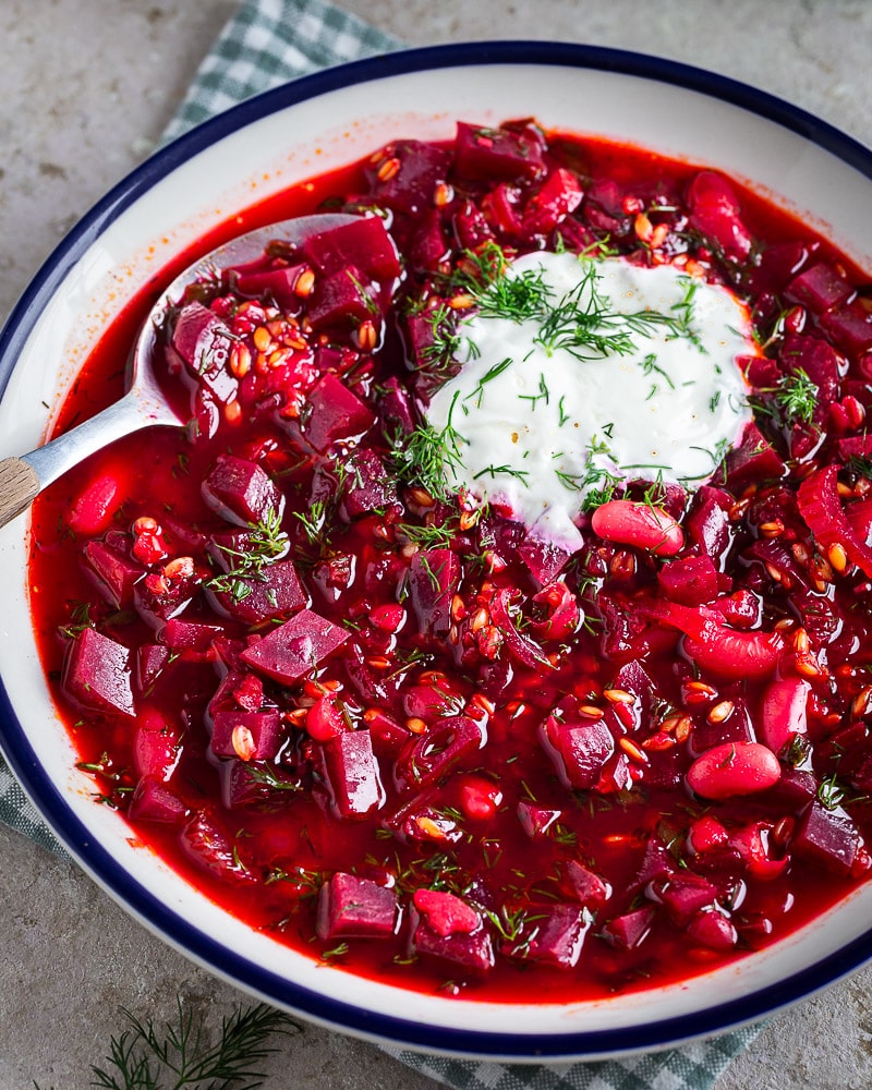 Découvrez cette soupe de betteraves et petit épeautre façon borscht, une recette riche en saveurs. Un plat réconfortant à tester absolument !
