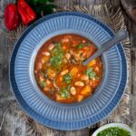 Découvrez notre recette de soupe de butternut et haricots blancs, picada de noix. Une soupe gourmande et riche en saveurs pour cet hiver !