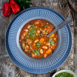 Découvrez notre recette de soupe de butternut et haricots blancs, picada de noix. Une soupe gourmande et riche en saveurs pour cet hiver !