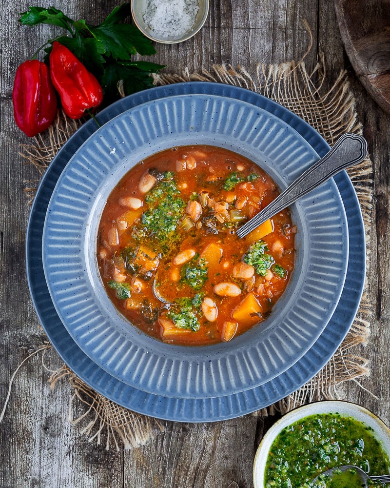 Découvrez notre recette de soupe de butternut et haricots blancs, picada de noix. Une soupe gourmande et riche en saveurs pour cet hiver !