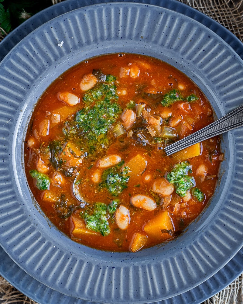 Découvrez notre recette de soupe de butternut et haricots blancs, picada de noix. Une soupe gourmande et riche en saveurs pour cet hiver !