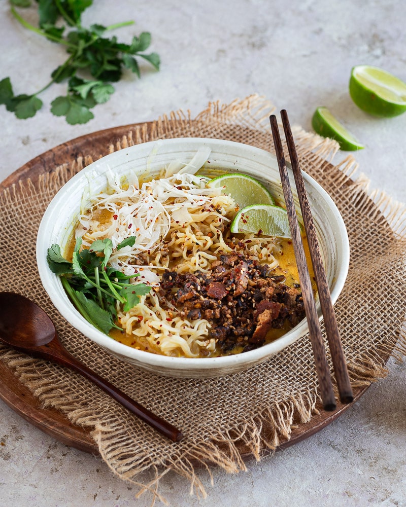 Découvrez la recette de la soupe au curry rouge et à la cacahuète, un plat thaï réconfortant, facile à préparer et plein de saveurs.