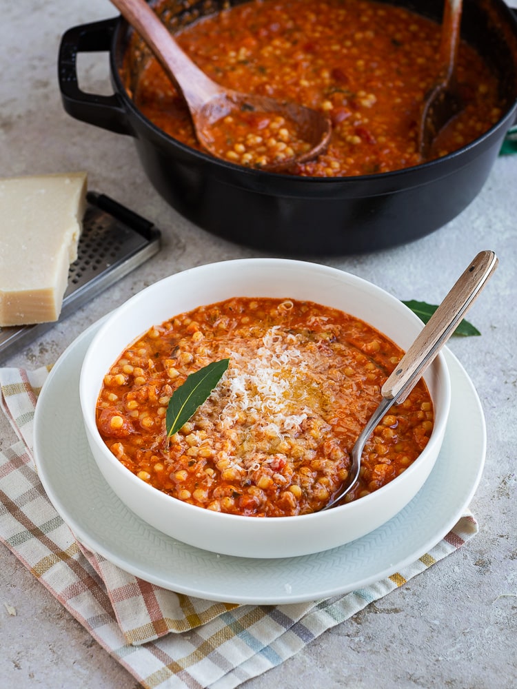 Découvrez la recette réconfortante de la soupe façon pastina italienne, un plat simple, rapide et délicieux pour toute la famille !