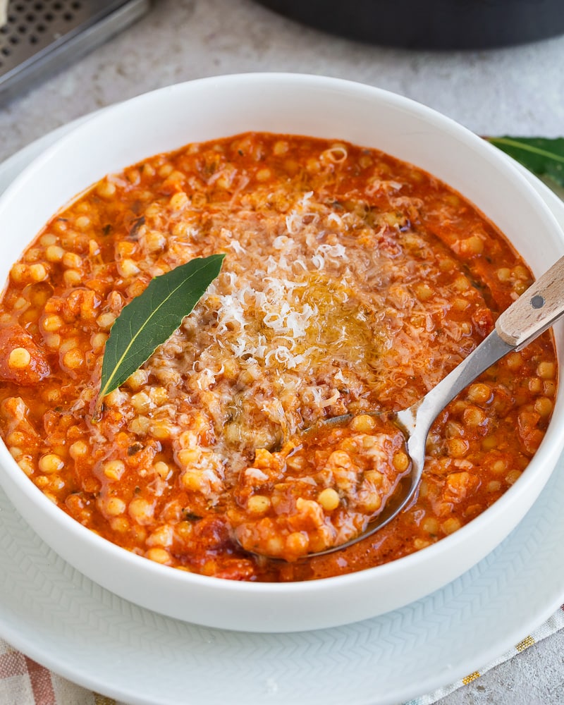 Découvrez la recette réconfortante de la soupe façon pastina italienne, un plat simple, rapide et délicieux pour toute la famille !