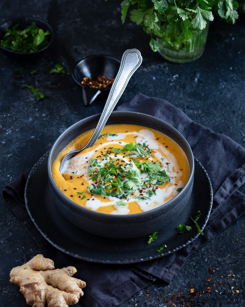Découvrez ce velouté de carottes coco et gingembre, simple, doux et parfait pour les soirées de flemme. Facile à préparer, il se congèle bien