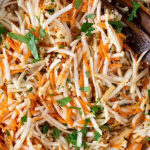Découvrez la recette de salade céleri rave, pomme et miel, un plat plein de bienfaits. Facile, fraîche et savoureuse, idéale pour l'hiver.
