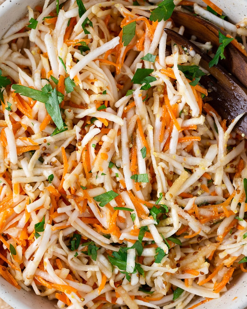 Découvrez la recette de salade céleri rave, pomme et miel, un plat plein de bienfaits. Facile, fraîche et savoureuse, idéale pour l'hiver.