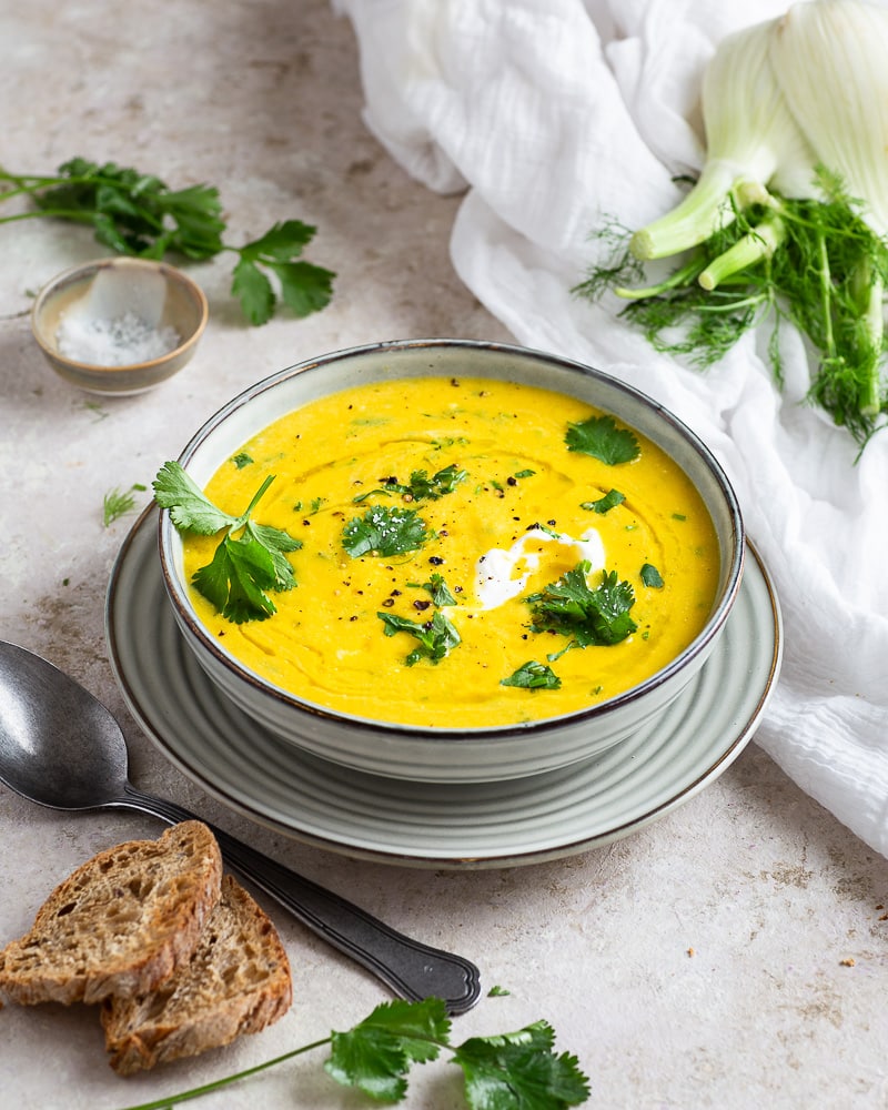 Ce velouté fenouil coriandre carotte est sain, rapide à préparer et plein de saveurs. Parfait pour les soirées hivernales en semaine.