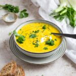 Ce velouté fenouil coriandre carotte est sain, rapide à préparer et plein de saveurs. Parfait pour les soirées hivernales en semaine.